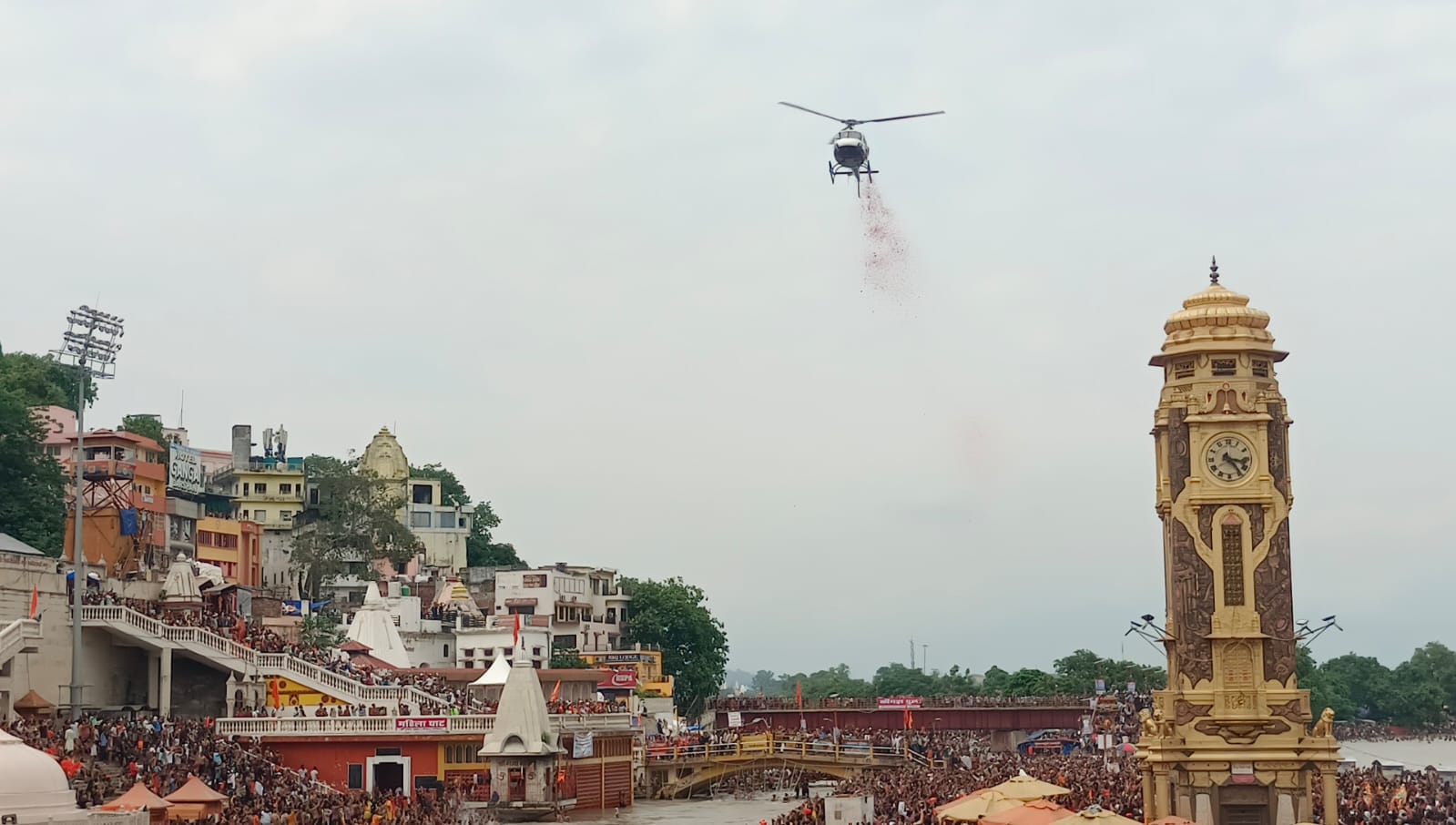 हेलीकॉप्टर से कावंड़ियों पर की गई पुष्पवर्षा