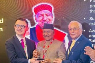 सचिवालय में बैठक करते मुख्यमंत्री धामी