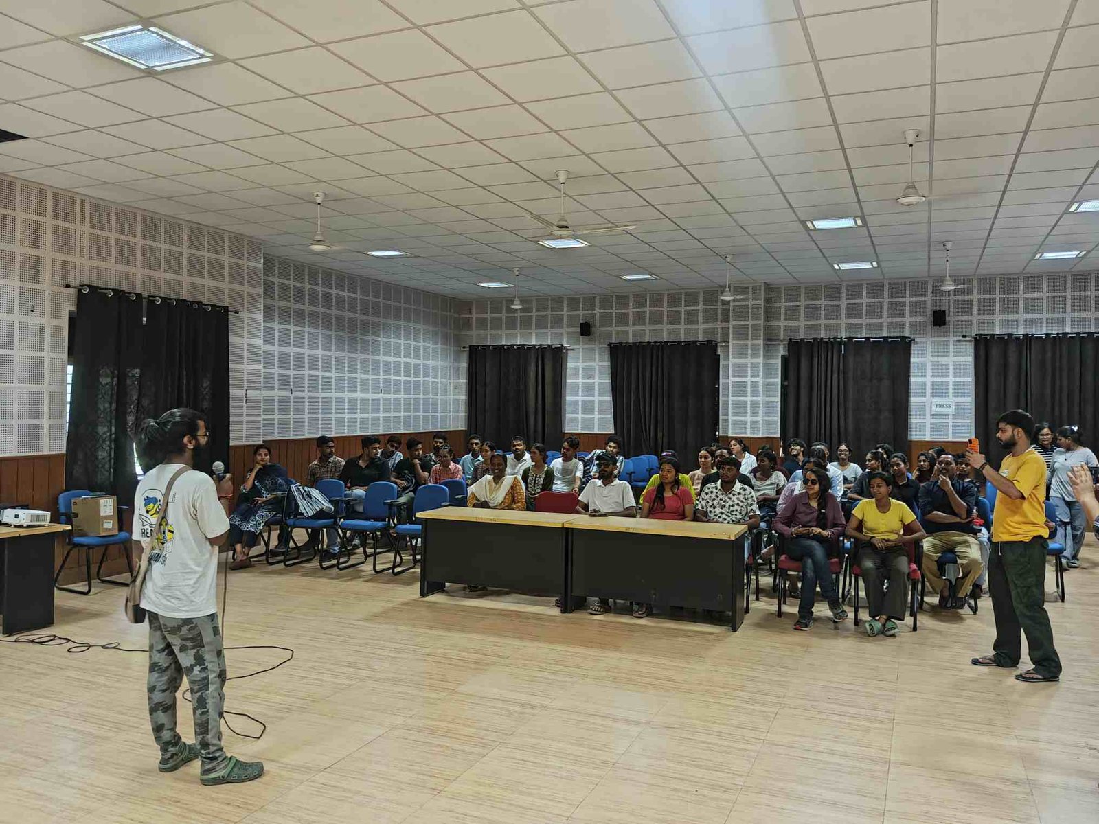 संवाद कार्यक्रम में प्रतिभाग करते छात्र